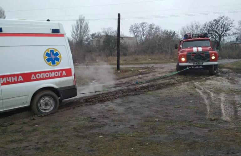 Суровое житомирское бездорожье: спасатели достали застрявший в грязи автомобиль «скорой»