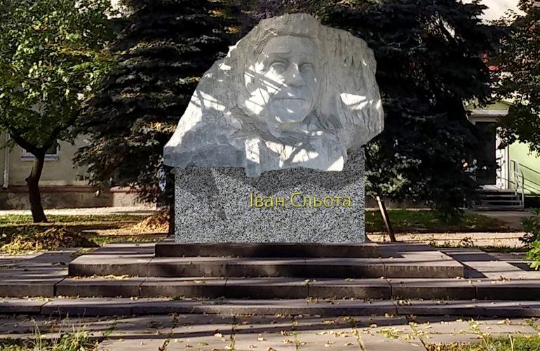 Бюст Ивана Слёты хотят установить в Житомире на месте памятника Шелушкову. ФОТО
