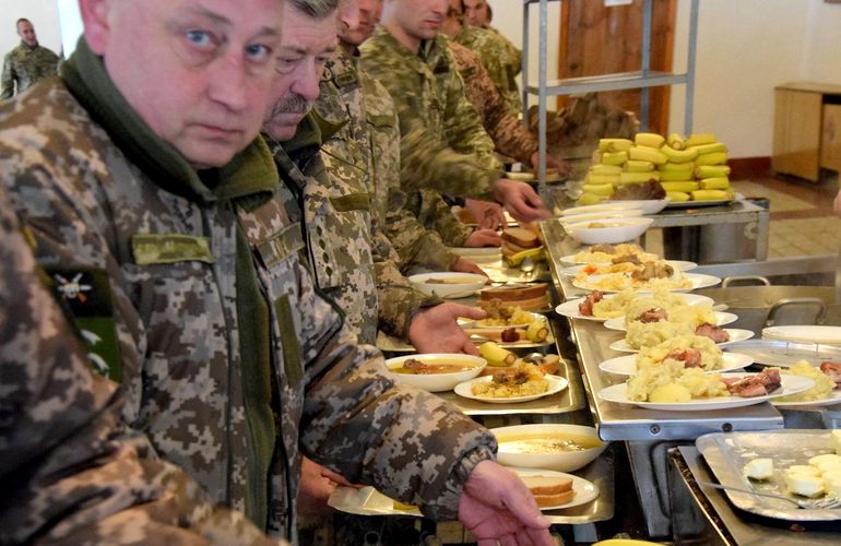 Курсантов в Житомире и военных 30-й бригады отныне кормят разнообразными и сытными блюдами. ФОТО