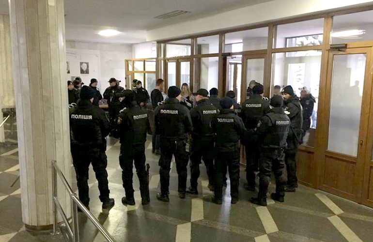 Сессия Житомирского облсовета: полиция, нацгвардия и вход по пропускам. ФОТО
