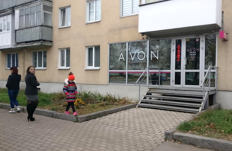 В Житомире мужчина с молотком избил и ограбил продавщицу магазина косметики AVON