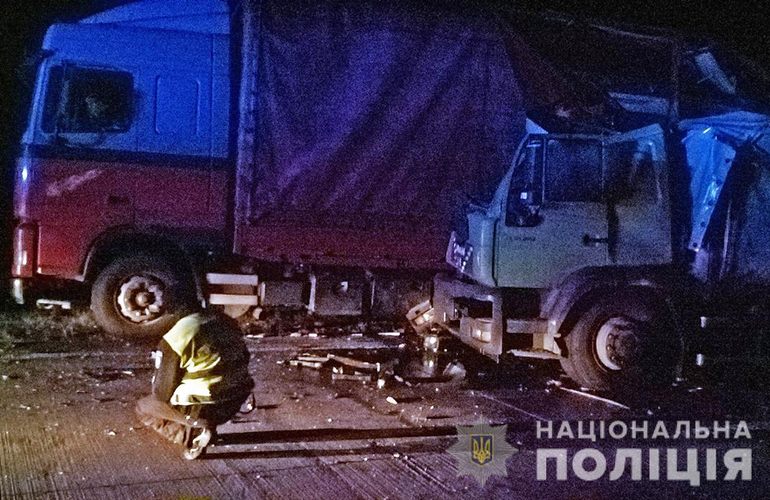 В Житомирской области столкнулись два грузовика, один из них перевозил спирт