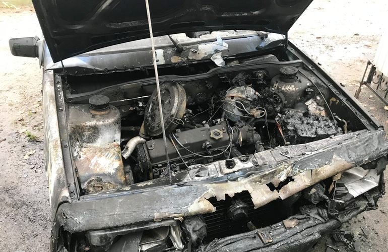 В Житомире 9 пожарных тушили горящий автомобиль. ФОТО