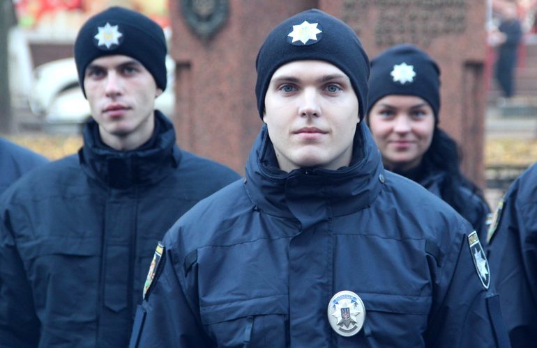 20 новоиспеченных полицейских в Житомире присягнули на верность украинскому народу. ФОТО