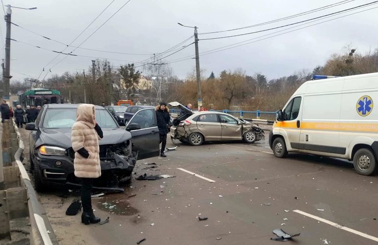 В Житомире на мосту столкнулись два автомобиля: фото с места ДТП