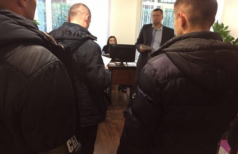 СБУ задержала в Житомире на взятке двух чиновников фискальной службы. ФОТО