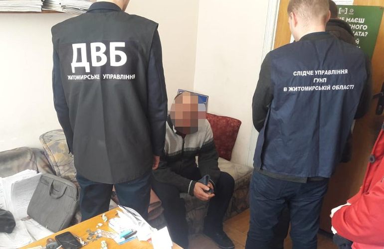 В Житомире мужчина попытался откупиться от полиции за 100 тысяч гривен и был задержан. ФОТО