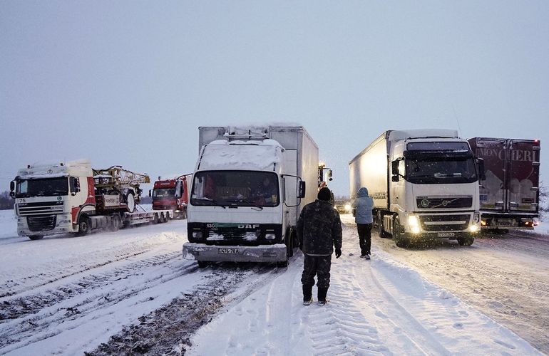 Из-за сильного снегопада на Житомирщине могут ограничить движение грузовиков