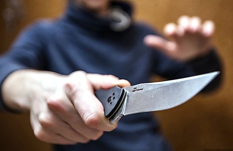 В Житомире вооруженные ножами мужчины ограбили развлекательное заведение