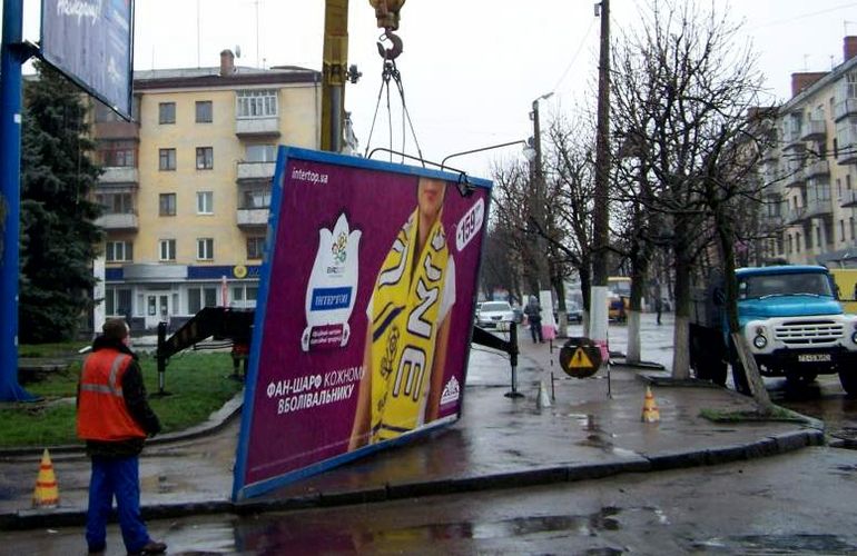 В мэрии решили зачистить Житомир от рекламы, уменьшив количество билбордов