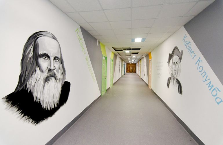 Стены гимназии на Житомирщине украсили стильными рисунками. ФОТО