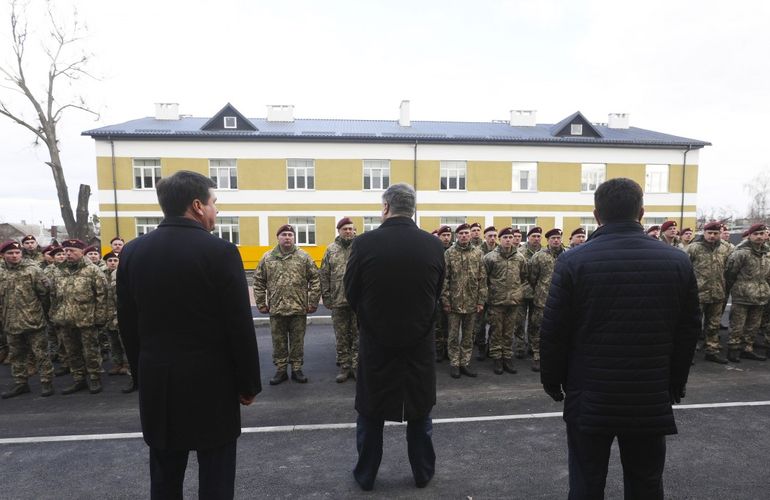 В Житомире для военных-контрактников построили новые общежития. Жилье осмотрел Президент. ФОТО