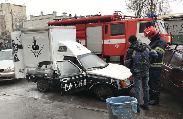 В Житомире загорелась кофейня на колесах: пожарные предотвратили взрыв
