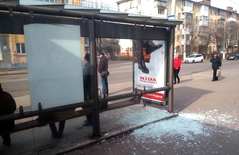 В центре Житомира разбили остановку общественного транспорта: хулиганов уже поймали. ФОТО