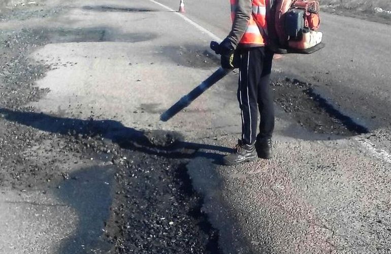 Служба автодорог Житомирской области отчитывается о ликвидации ямочности