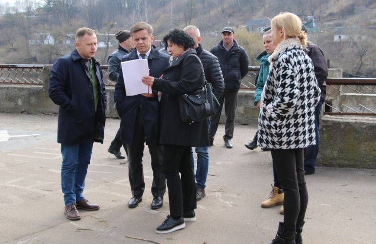 Мэр вместе с чиновниками проверил ход реконструкции житомирской набережной. ФОТО