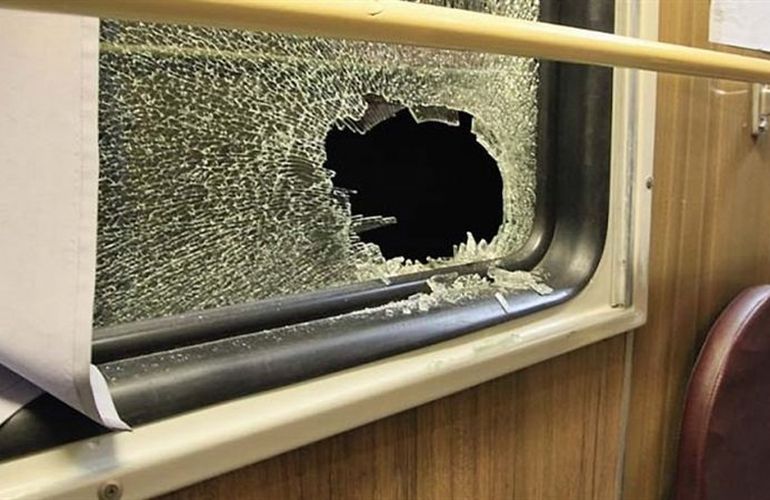 На станции «Бердичев» хулиганы разбили окна в вагонах пассажирского поезда