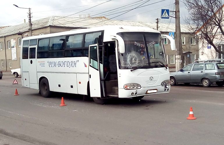 Перебегал дорогу: в Житомире под колеса автобуса попал пешеход. ФОТО
