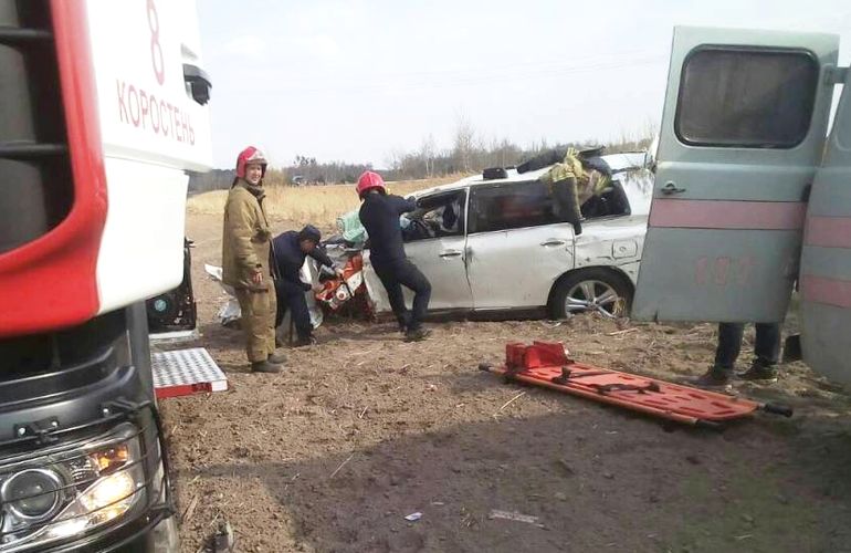 ДТП на Житомирщине: спасателям пришлось вырезать из авто пострадавшего водителя. ФОТО