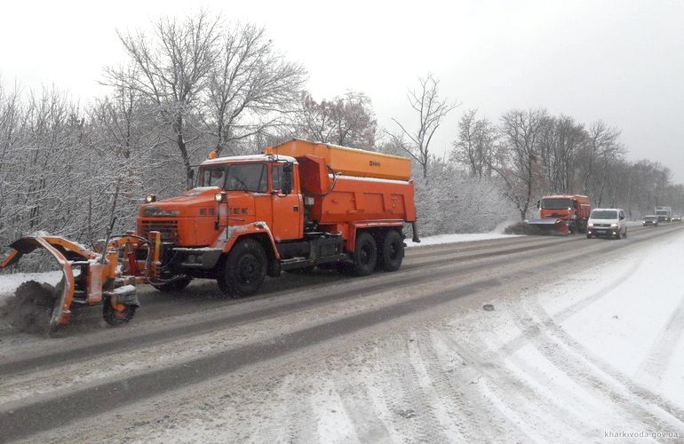 Житомир и область присыпало снегом: стало известно, сколько техники работало на дорогах