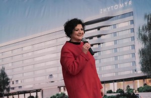 Олена Розенблат запрошує житомирян на лазерне шоу перед готелем «Житомир»