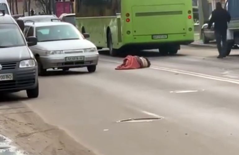 В Житомире водитель авто насмерть сбил женщину и скрылся с места аварии