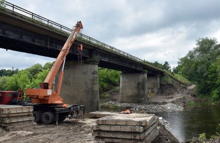 Як проходить будівництво мосту через річку Случ