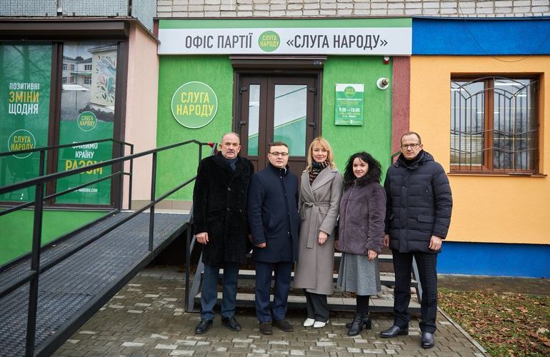 Новообрана голова партії «Слуга Народу» Олена Шуляк з робочим візитом відвідала Житомирщину
