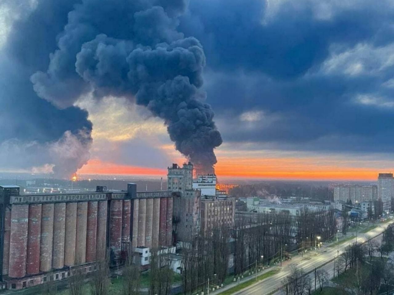 Мощные взрывы в Брянске вызвали пожар на нефтебазе и на складе воинской части. ВИДЕО