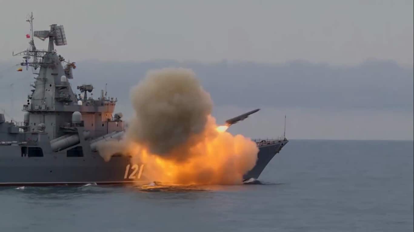 Крейсер «Москва» был подбит в Украине: получил две ракеты «Нептун» в борт и загорелся. ВИДЕО