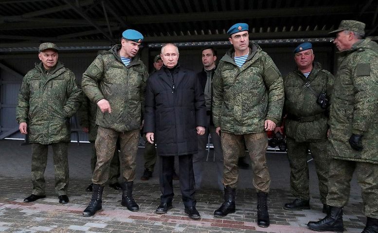 Путин в куртке за 363 000 рублей на полигоне оценивал обувь солдат РФ. ВИДЕО