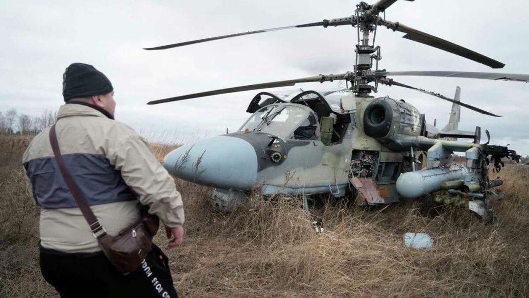 К-52 «Аллигатор» сбили с пулемета. В Херсонской области украинский военный сбил российский вертолет с крупнокалиберного пулемета