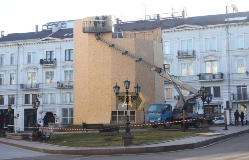 В Одессе приступили к демонтажу памятника российской императрице Екатерине II