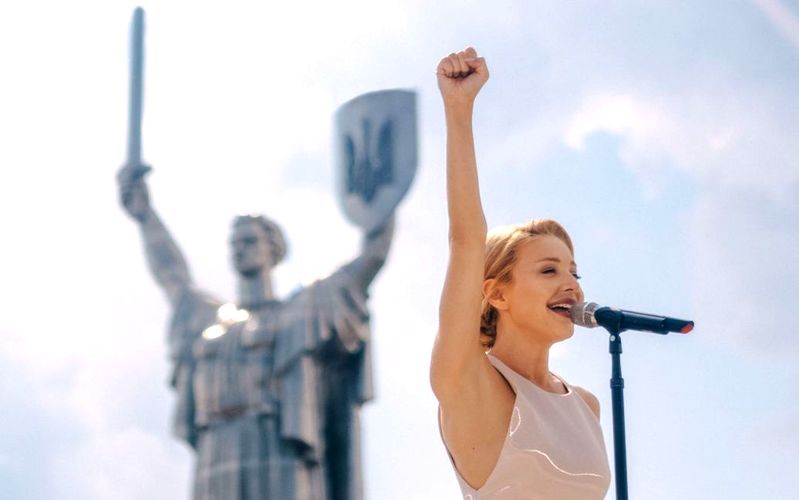 Тина Кароль на фоне «Украины-Матери» довела до слез песней, которую написала с автором хитов Уитни Хьюстон