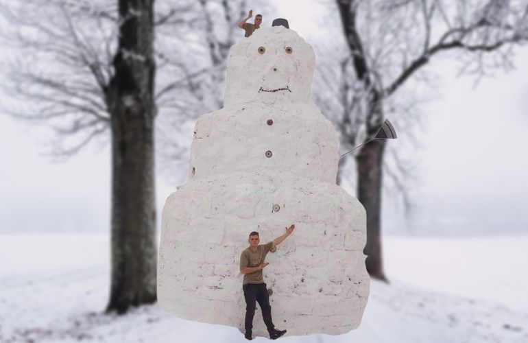 6-метрового снеговика слепил 19-летний парень на Волыни