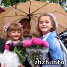 Сегодняшний День знаний в Житомире подпортили дождь и высокие цены на цветы