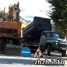 В Житомире из-за прорвавшейся водопроводной трубы на дороге провалился асфальт. ФОТО. ВИДЕО