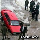 В Житомире автомобиль провалился в яму, оставленную рабочими на дороге. ФОТО