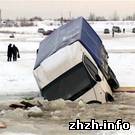 В Володарск-Волынском районе грузовик с пассажирами провалился под лед