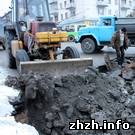 Місто і життя: В Житомире на проезжей части провалился асфальт, образовав глубокую яму. ФОТО