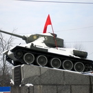 Держава і Політика: Националисты сорвали советский флаг установленный неизвестными на Танк Т-34 в Житомире. ФОТО