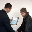 Парни из Бердичева которые поймали грабителей награждены грамотой и премией. ВИДЕО