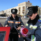 8 марта Житомирские гаишники дарили женщинам-водителям улыбки и цветы. ФОТО