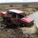 Кримінал: Злоумышленники угнавшие «Жигули» попытались утопить автомобиль в болоте. ФОТО