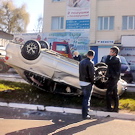 ДТП в Житомире. От столкновения иномарка вылетела на тротуар и перевернулась. ФОТО