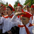 В Житомире возле памятника Ленину коммунисты снова принимали детей в пионеры. ФОТО