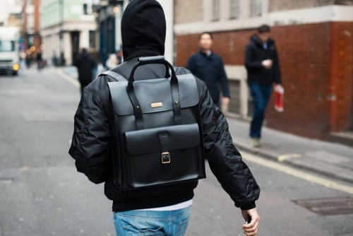 Почему черный кожаный рюкзак - вечная классика?