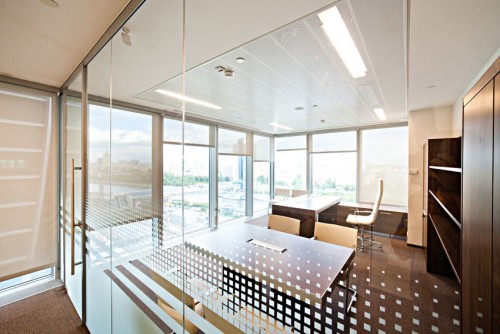 Что стоит знать о стеклянных конструкциях в офисе?