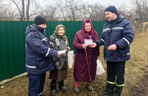 Житомирские спасатели разъясняли местным жителям правила пожарной безопасности в быту