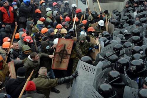 Беспорядки в Киеве: разочарованные протестующие и пылающие автобусы